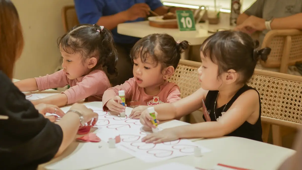 Anak-anak mewarnai bersama di meja
