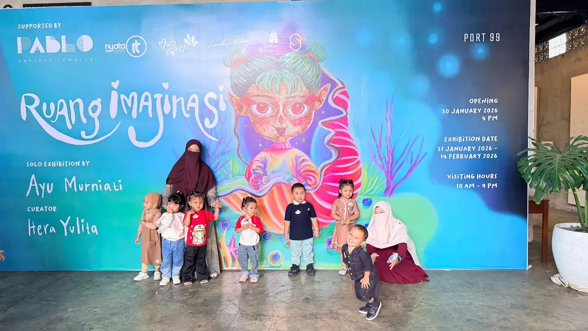 Anak-anak berfoto di depan karya pameran Little Artist