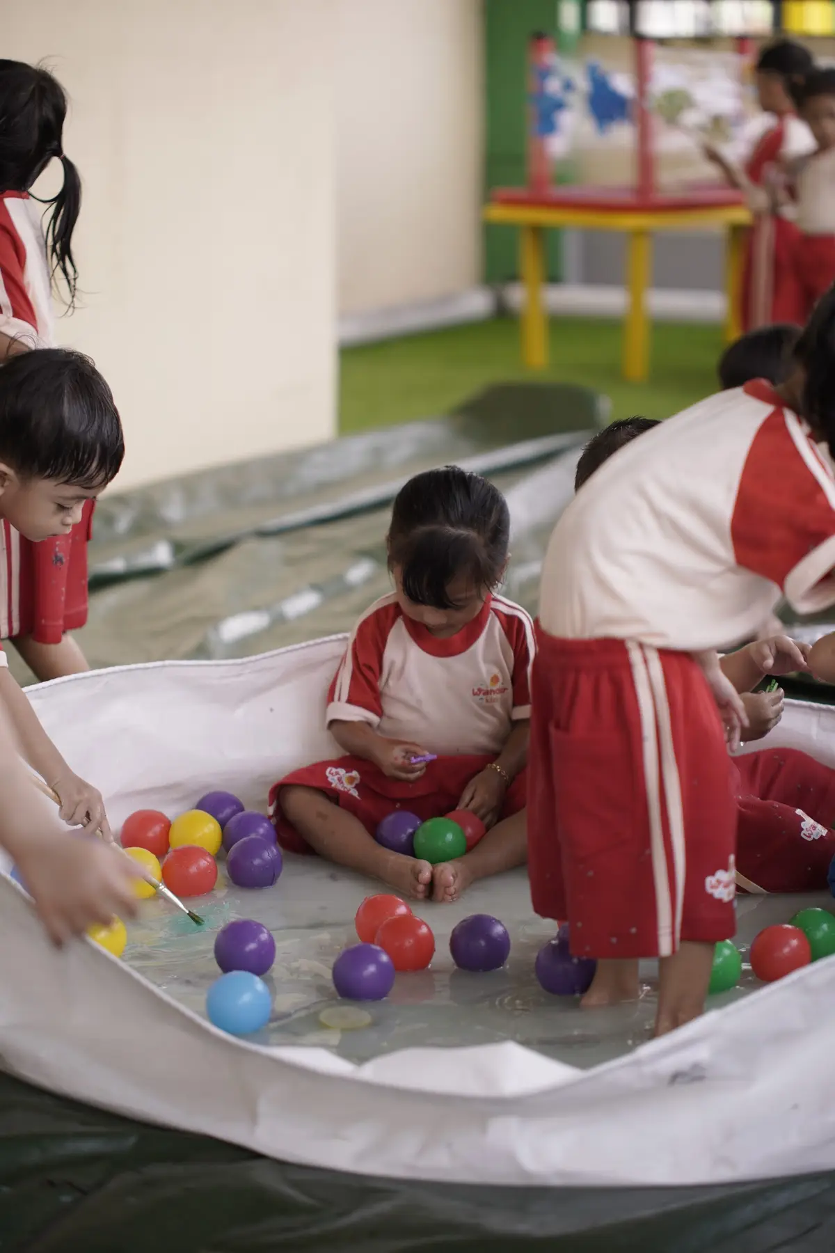 Mengenal warna dan tekstur lewat kolam bola.
